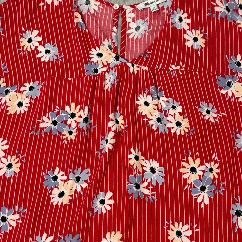 LIKE NEW! Women's Maxwell Red Floral 3/4 Top - XS - Picture 8 of 11
